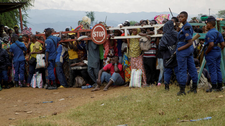 Des civils congolais fuient les nouvelles tensions entre les rebelles du M23 et les Forces armées de la République démocratique du Congo, à Gatumba, au Burundi, le 11 décembre 2025