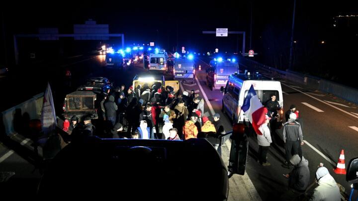 Farmers' protest on the night of December 15-16, 2025 on a ring road near Toulouse.
